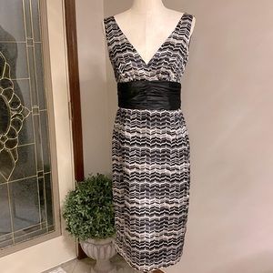 London Times women’s black, white midi geometric design dress V neck back slit